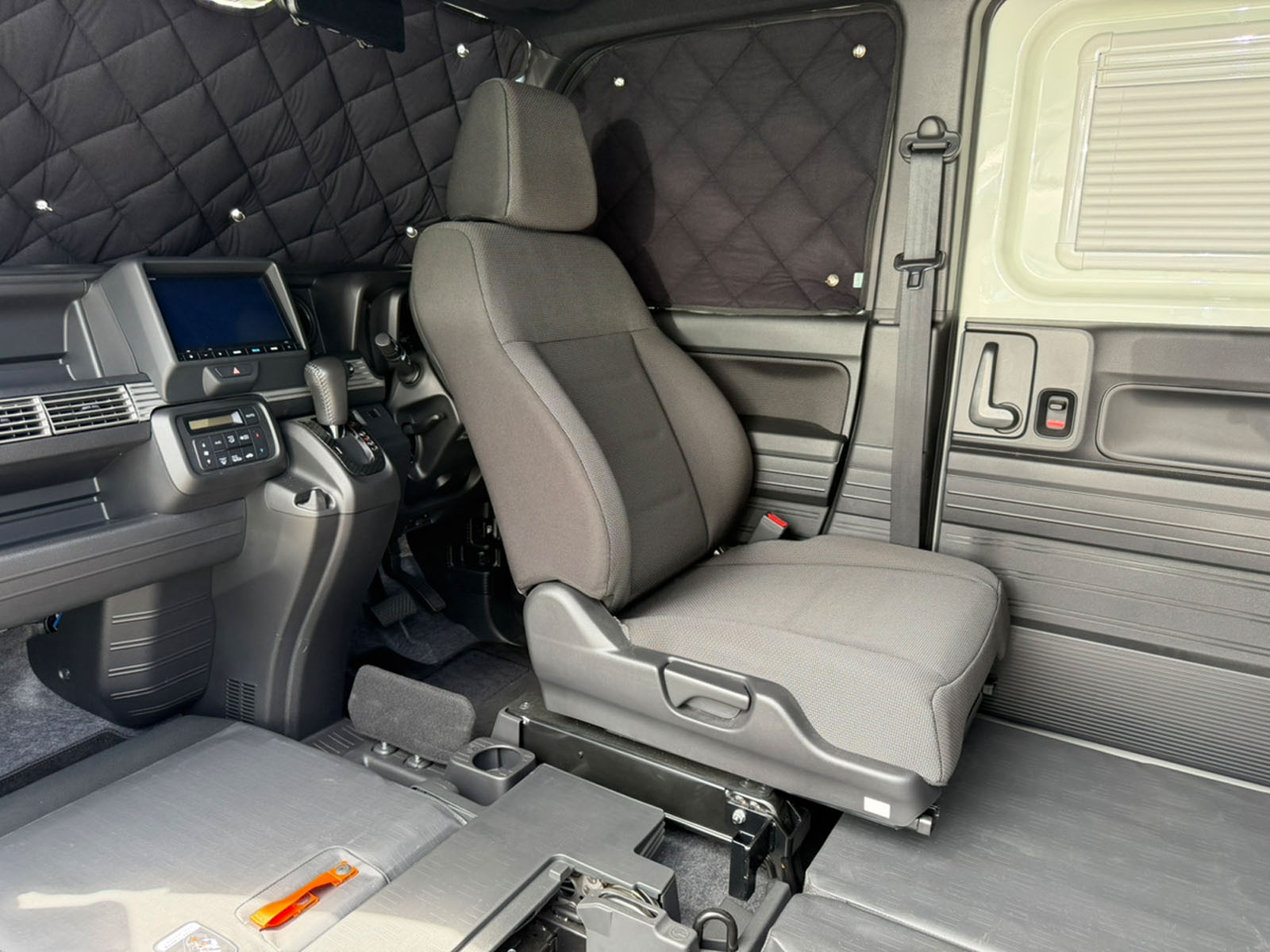 運転席回転レール
